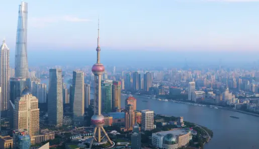 上海两日游时装周穿搭怎么搞？秀场明星街拍那套直接抄，别瞎买